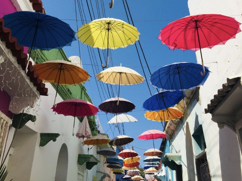 Vive una experiencia excepcional disfrutando de las coloridas sombrillas en el barrio Getsemaní en Cartagena de Indias