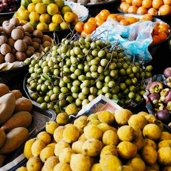 frutas e legumes no mercado colocam alimentos afrodisíacos da Colômbia.