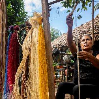 牧场里的农妇编织和制作哥伦比亚工艺品。