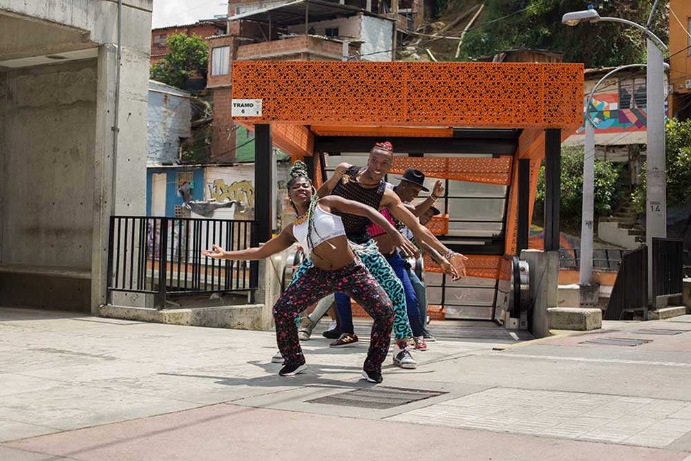 Bailarines de música urbana representando la cultura de Medellín