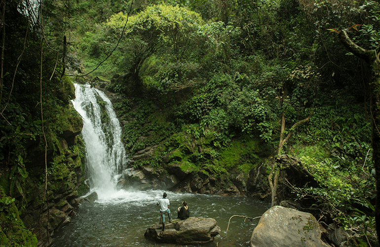 Hermosa cascada en medio del paisaje natural de Santa Marta