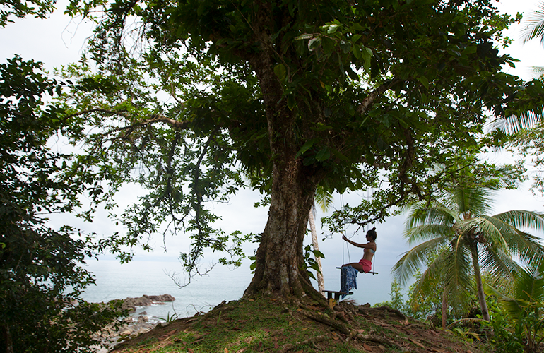 Mujer balanceándose en columpio en Nuquí, Chocó