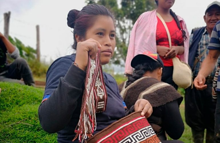 Miembro de la etnia Nasa luciendo bolso tradicional en Tierradentro, Cauca
