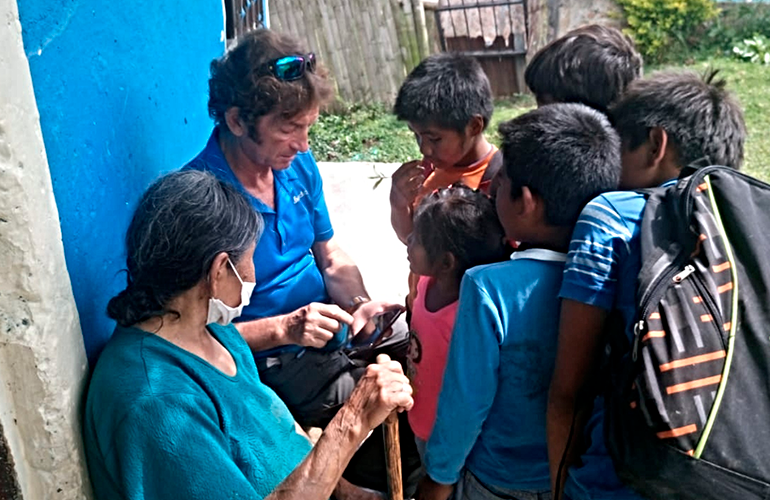 Turista interactuando con niños de la etnia Nasa en Tierradentro, Cauca