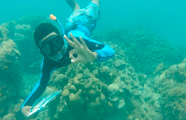 Practica esnórquel cerca al arrecife de coral de las Islas del Rosario