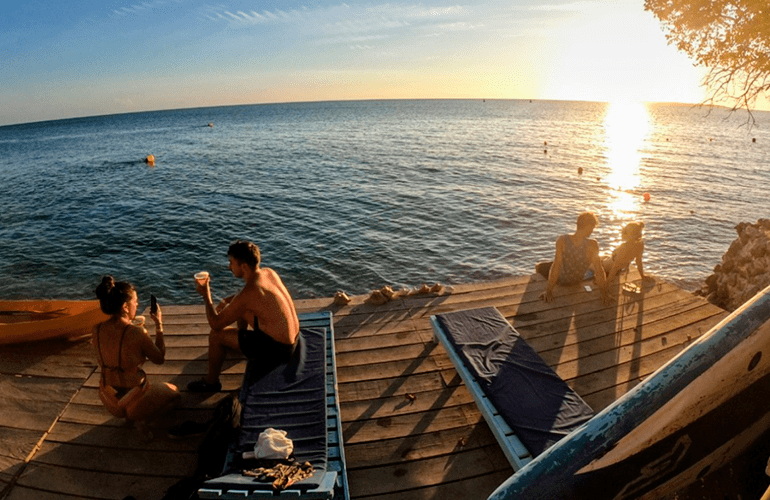 Personas disfrutando el atardecer en la costa de Isla Grande en Islas del Rosario