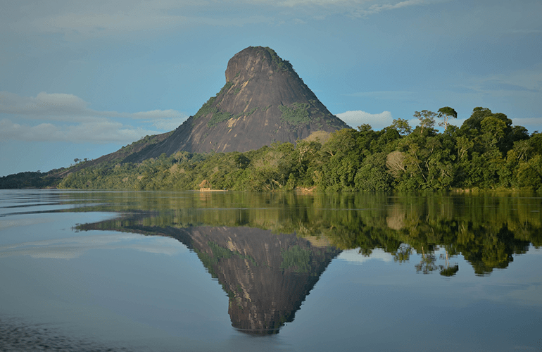 Uno de los Cerros de Mavecure reflejado en las aguas del Río Inírida