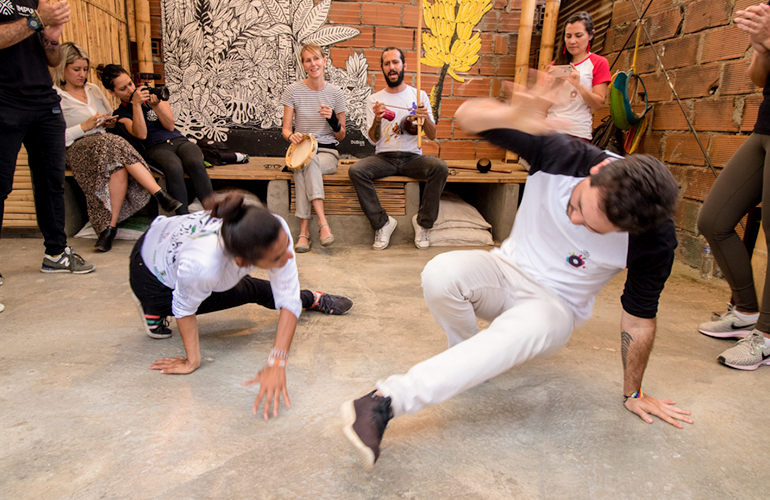 Turistas aprendiendo Capoeira en Moravia, Medellín