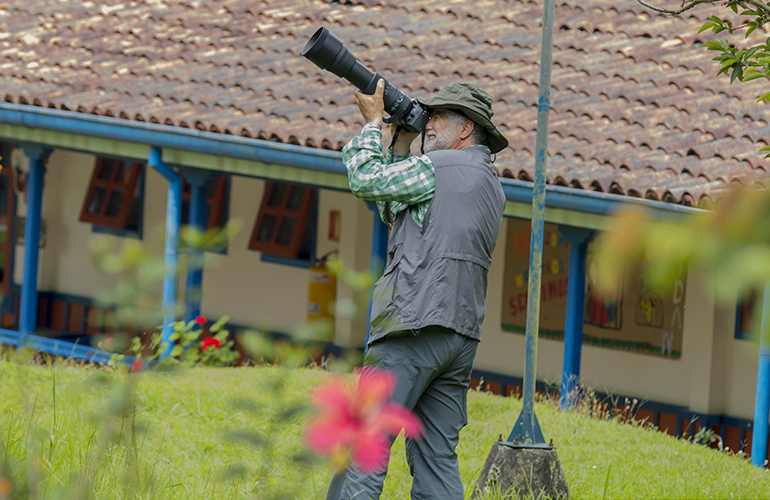 Fotográfo apuntando su cámara al bello paisaje colombiano