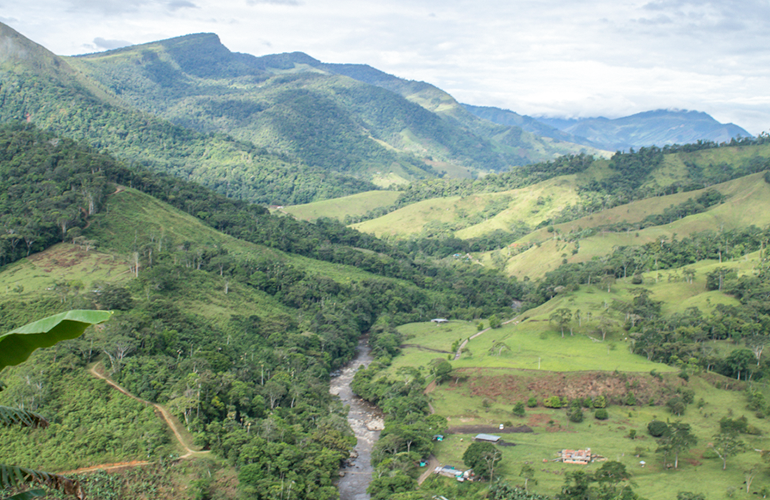 Paísaje montañoso y rápidos del Rio Pato de San Vicente del Caguán