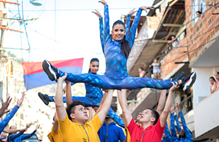 Jóvenes levantando a chicas en medio de un show de baile de Unión Latina