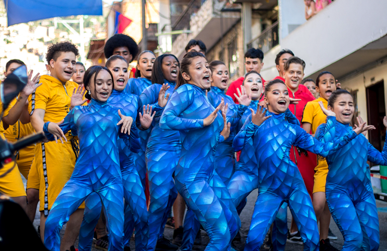 Bailarines de Unión Latina en medio de un show de baile en Medellín