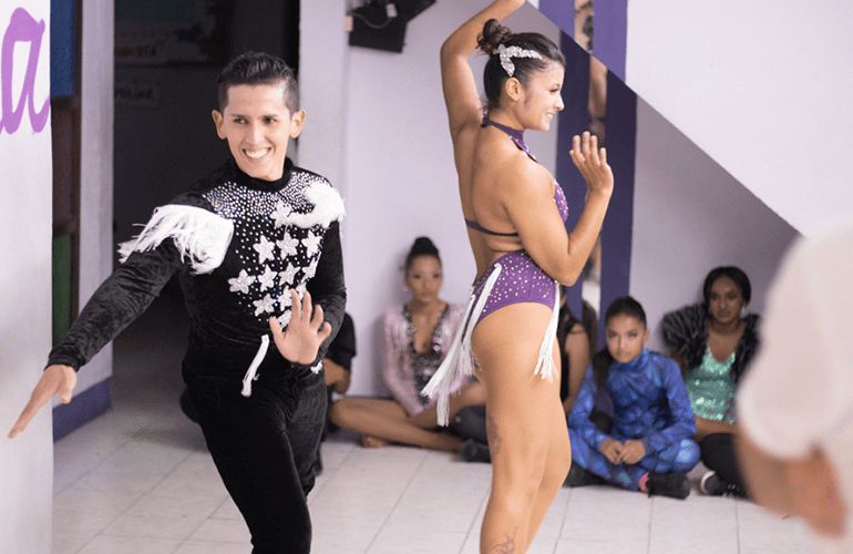 Bailarines en medio de una clase en la Academia de Unión Latina en Medellín