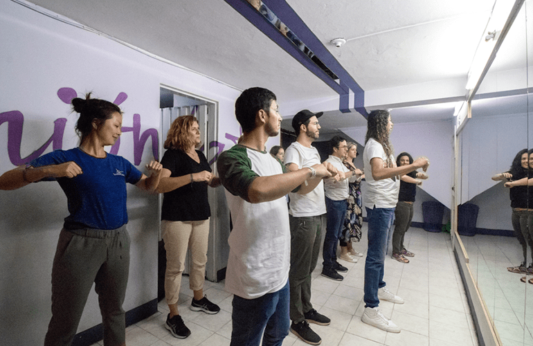 Turistas aprendiendo diferentes estilos de baile en la Academia de Unión Latina