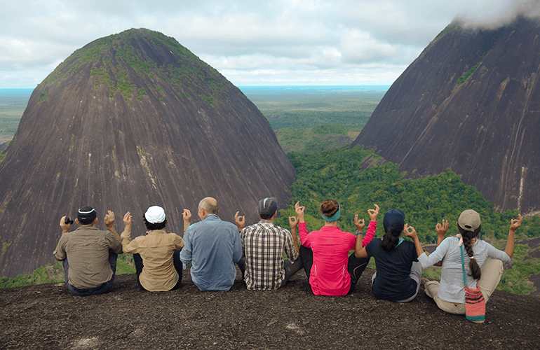 Turistas admirando los Cerros de Mavecure