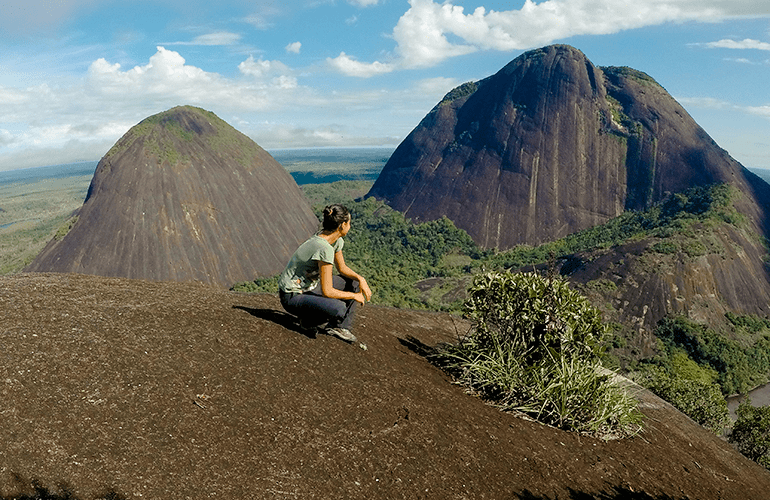 Mujer mirando hacia los Cerros de Mavecure, en Guainía