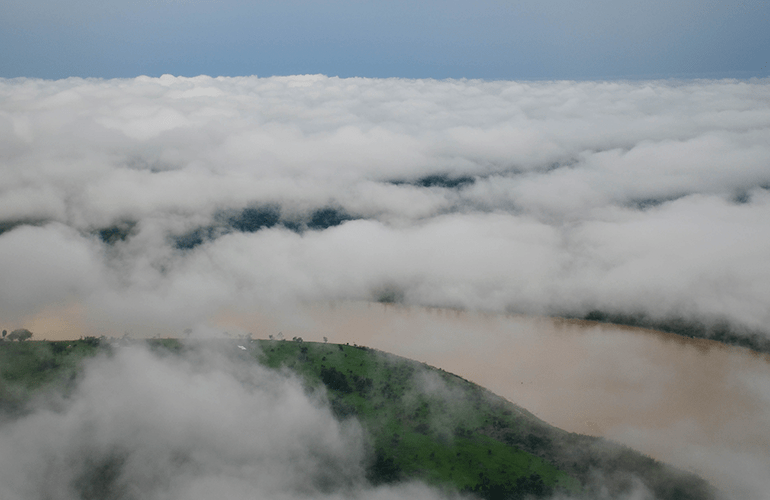 Río Inírida y selva circundante cubiertos por una espesa niebla en Guainía