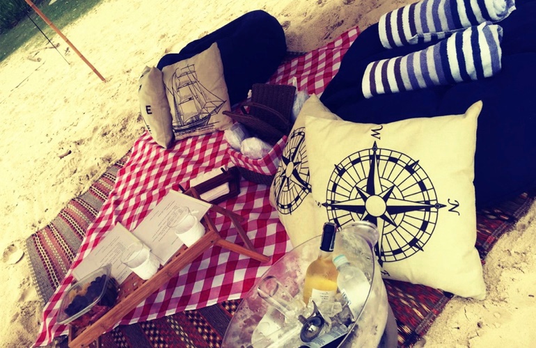 Glam picnic in the Rosario Islands.
