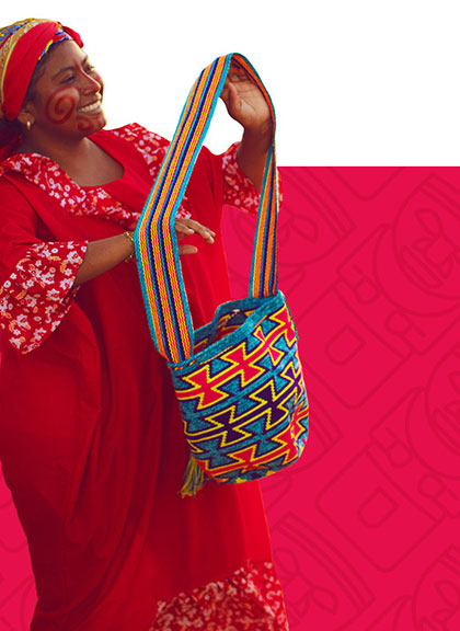 indigena alegre sosteniendo mochila wayuu