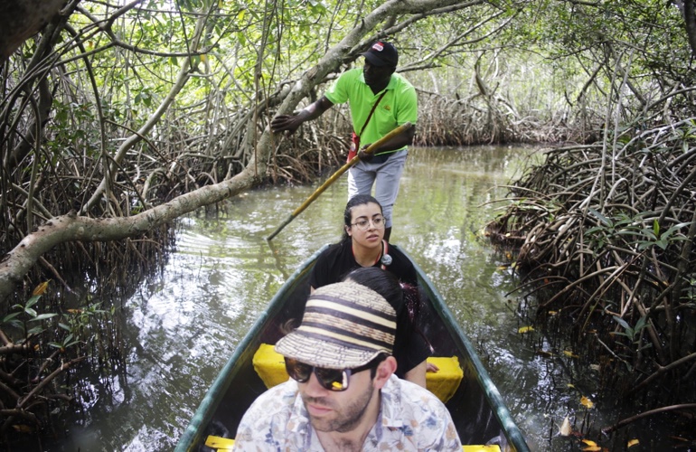 Pesca con locales en La Boquilla.