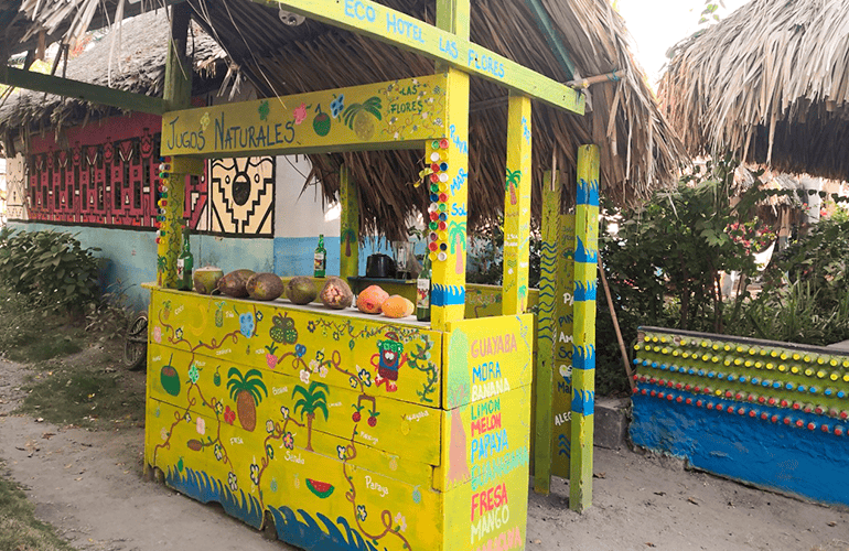 Colorida caseta de jugos naturales en Isla Grande, Islas del Rosario