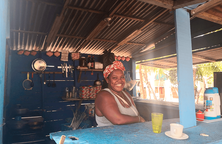 Mujer nativa de Islas del Rosario sonriendo desde una caseta