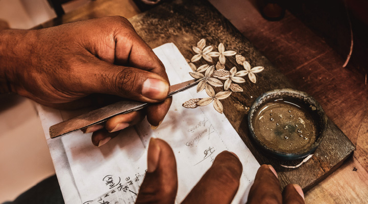 Personne créant un artisanat colombien moderne.