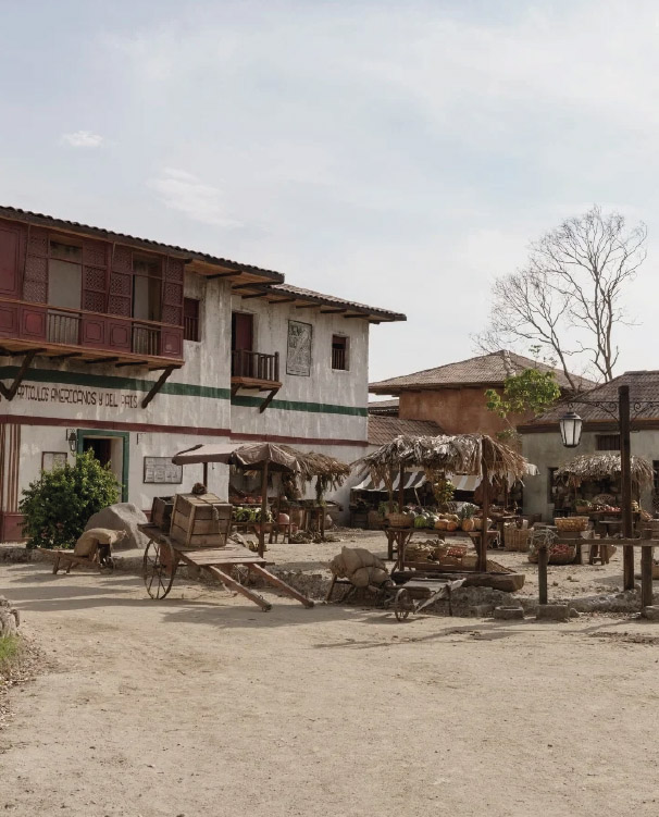 Macondo sur le plateau de tournage de Cent ans de solitude avec une architecture coloniale colombienne