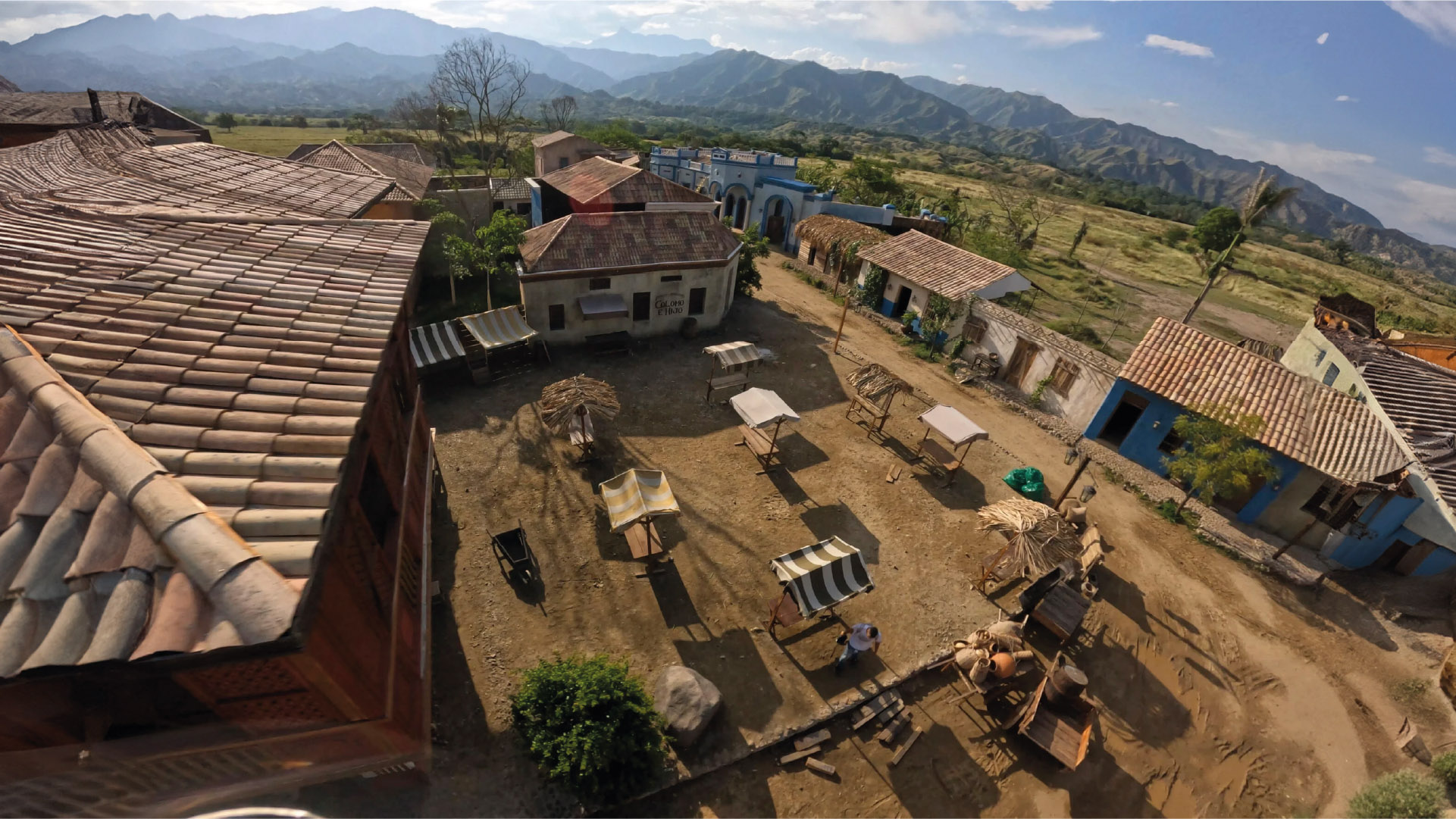 Macondo sur le plateau de tournage de Cent ans de solitude avec une architecture coloniale colombienne