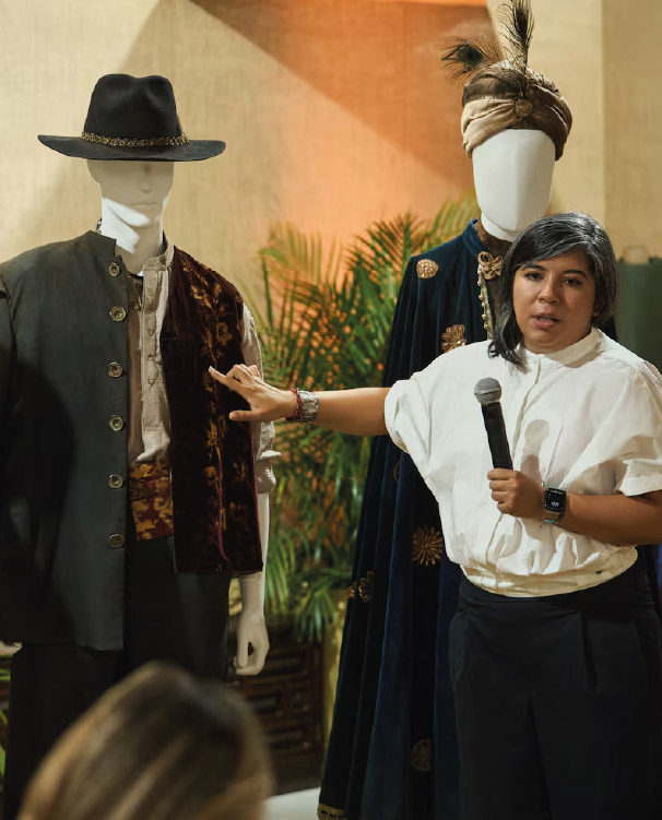 Diseñadora presentando el vestuario de Cien años de soledad