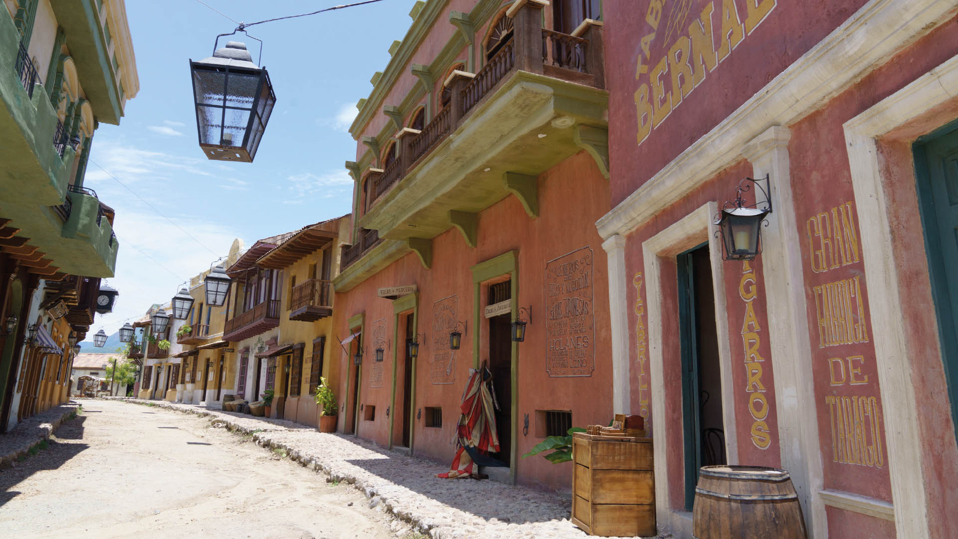 Rue de Macondo en Colombie au milieu d'une journée claire