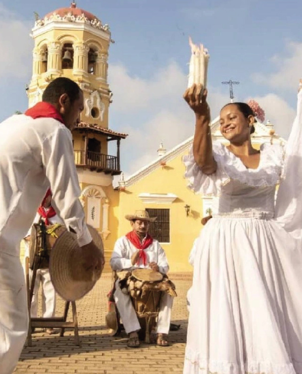 Groupe musical jouant et dansant un genre colombien