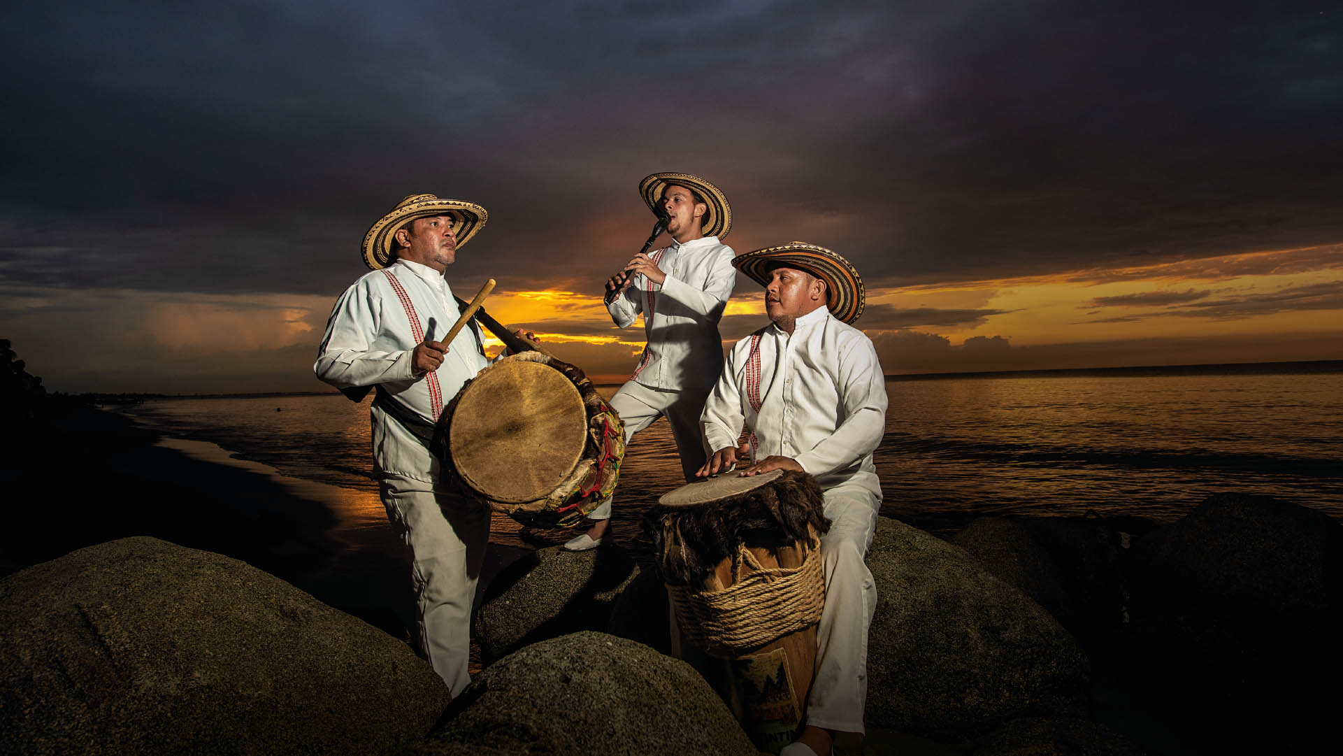 Hommes jouant des instruments musicaux colombiens au bord de la mer du pays de la beauté