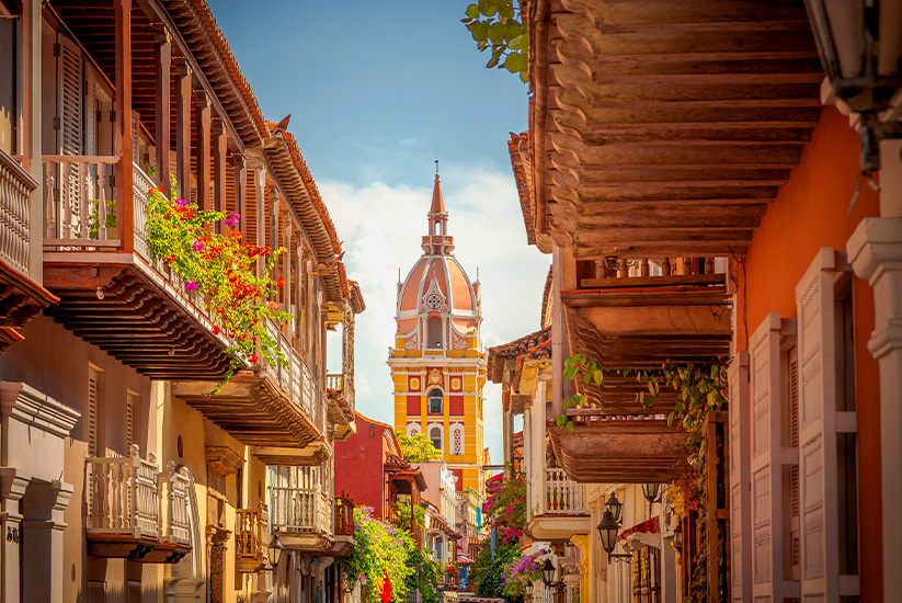 Calle en Cartagena, uno de los lugares para visitar en Colombia.