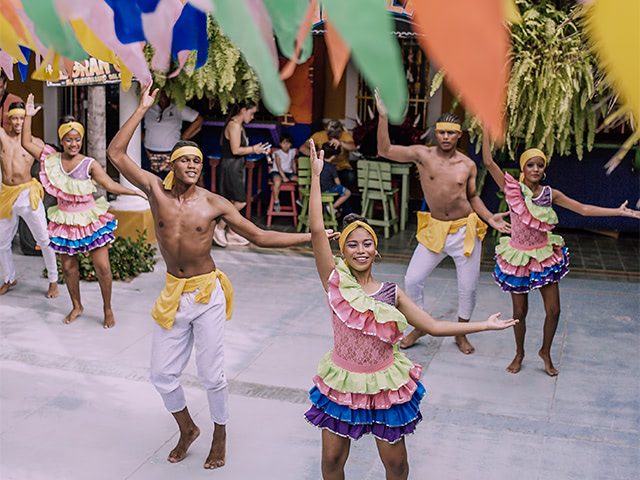 comunidad indígena colombiana bailando en la calle musica tipica colombiana por regiones.