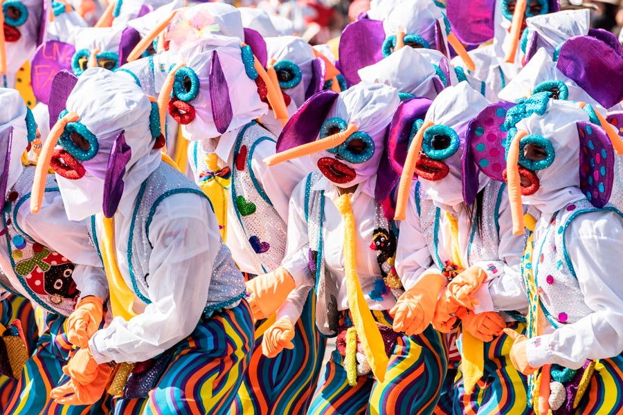 Marimondas bailando durante desfile del Carnaval de Barranquilla | Colombia Travel