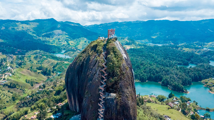 La piedra del peñol, un inmenso monolito de 220 mts al que puedes llegar realizando viajes en moto por Colombia.