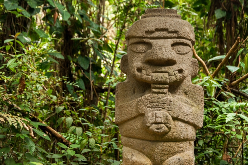 Statue eines Flötenspielers im Archäologischen Park von San Agustín, Huila, Kolumbien.