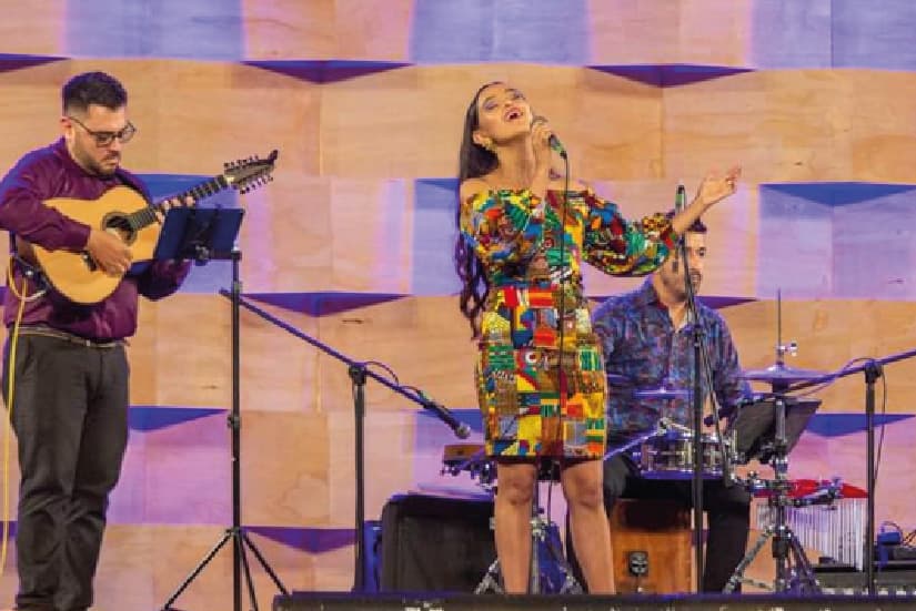 Musical group performing at the Mono Núñez Festival