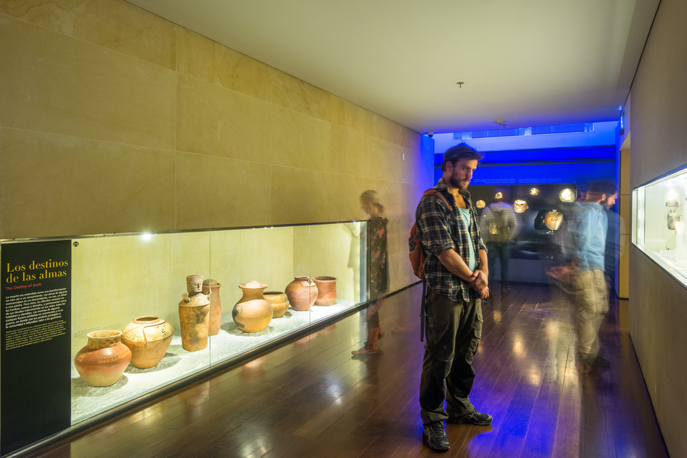 Un jeune observe les œuvres du Musée de l'Or de Bogotá.