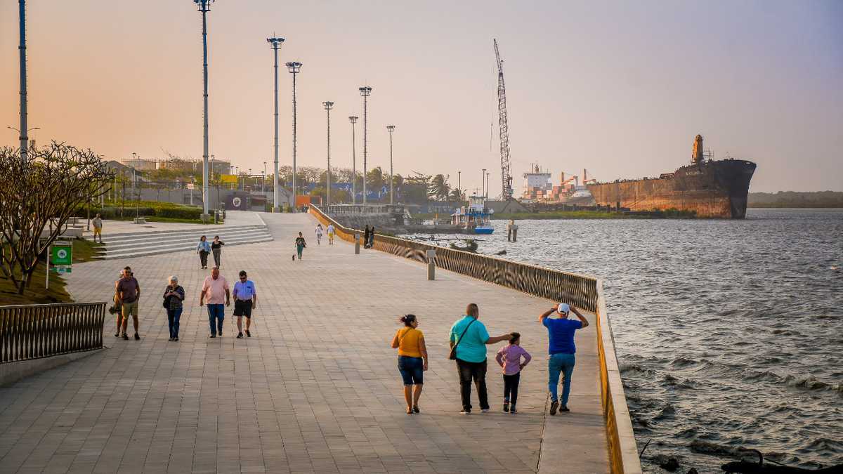 O Grande Malecón na margem ocidental do rio Magdalena, Barranquilla, Colômbia