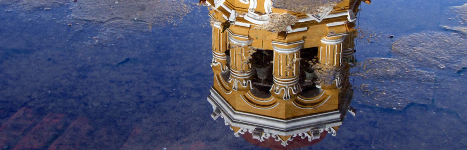 Reflejo de la catedral de Mompox, el destino ideal para el turismo religioso en Colombia