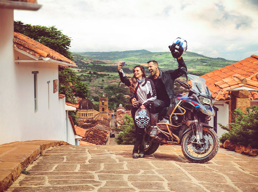 Una pareja se toma una selfie en una parada durante sus viajes en moto por Colombia
