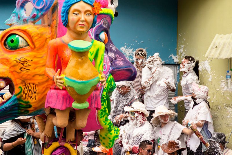 Personas celebrando las tradiciones de Colombia durante el Carnaval de Negros y Blancos en Pasto | Colombia Travel