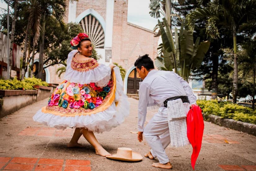 Couple dancing the Sanjuanero Huilense 