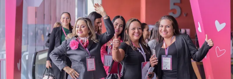 Asistentes al seminaria Mary Kay 2020 disfrutando en el centro de convenciones Ágora