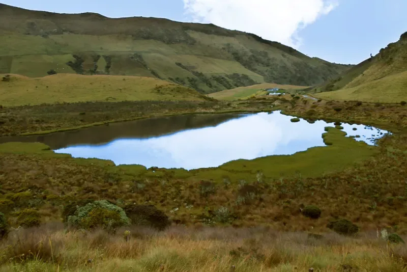 Laguna Verde, un espejo glacial entre los nevados del Ruiz y Santa Isabel