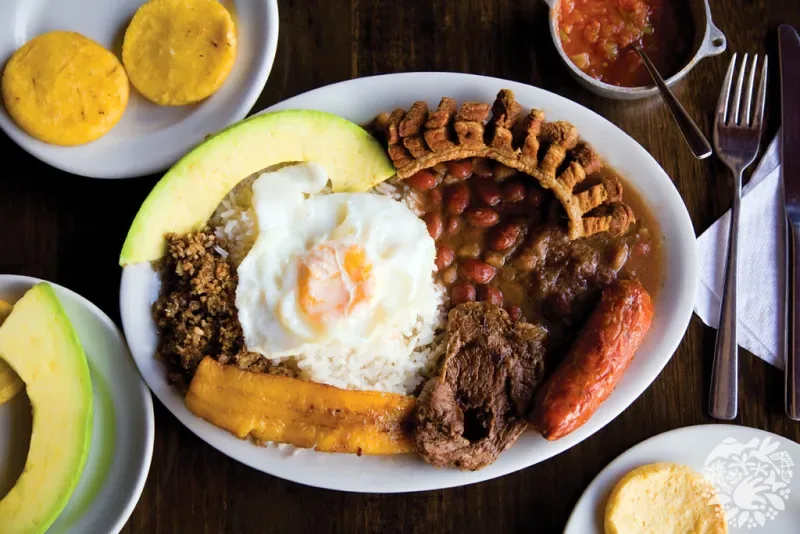 Découvrez-en plus sur la bandeja paisa, plat typique de Medellín