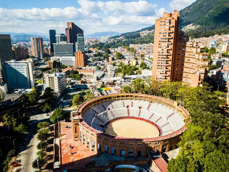 Vue panoramique de la ville de Bogotá, où l'on peut voir la place de toros. Parcourir la ville est une des activités LGBT à Bogotá
