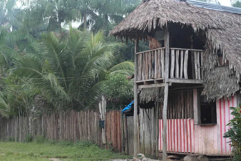 Casa en madera con balcón en el Amazonas para alojamientos no tradicionales